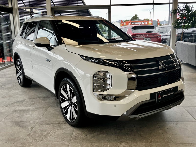 2026 Mitsubishi Outlander PHEV XLS 4WD image 2