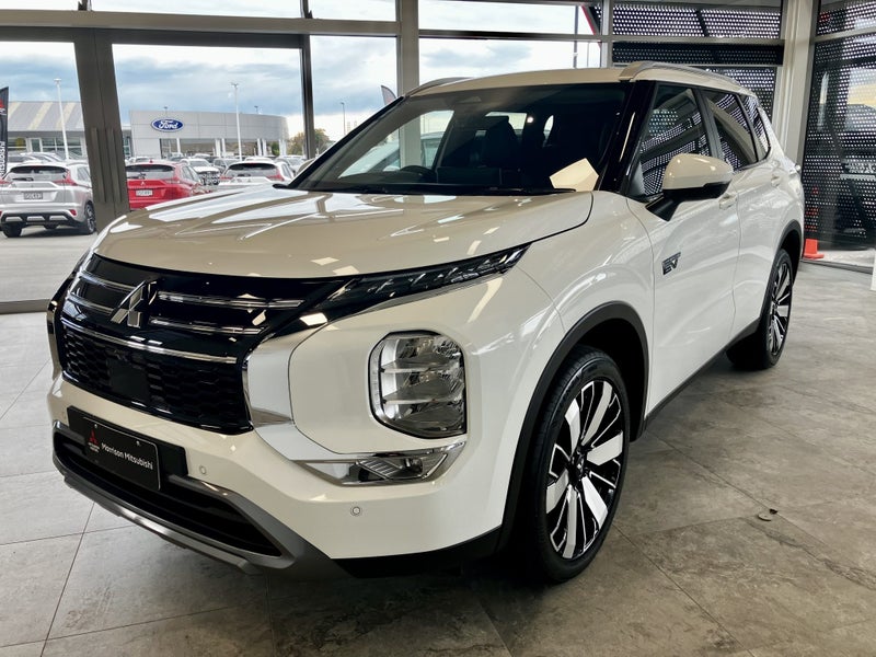 2026 Mitsubishi Outlander PHEV XLS 4WD image 4