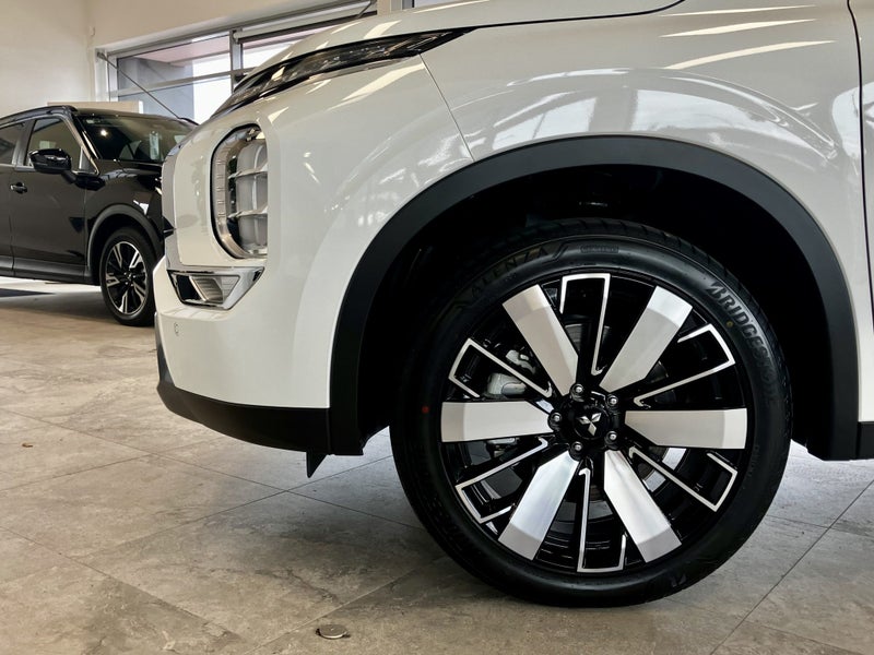 2026 Mitsubishi Outlander PHEV XLS 4WD image 5