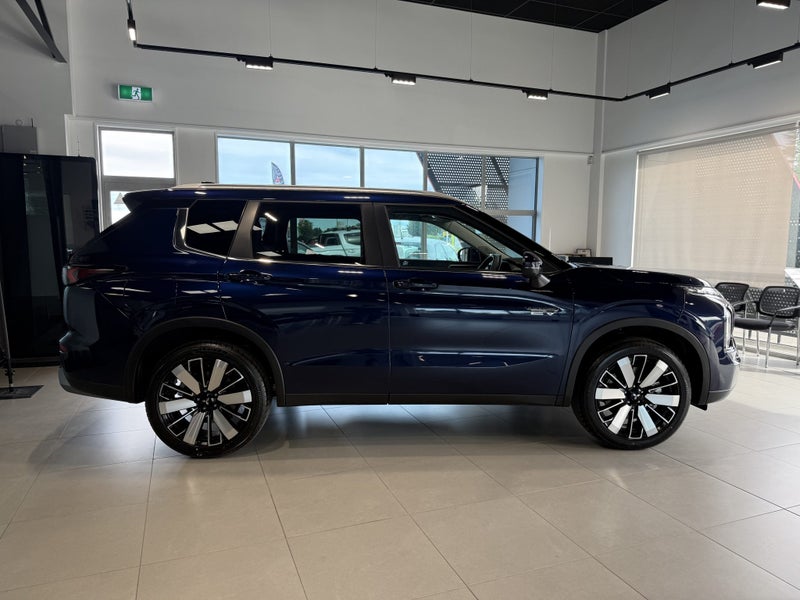 2026 Mitsubishi Outlander PHEV XLS 4WD image 2