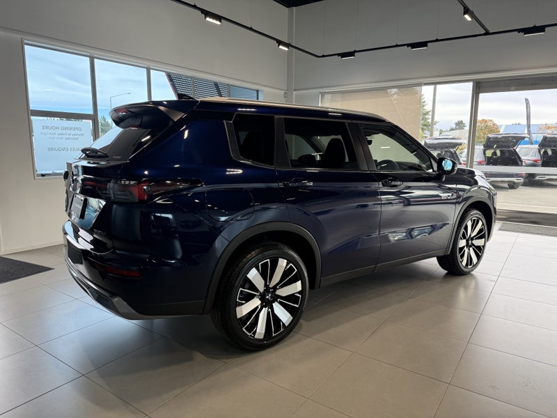 2026 Mitsubishi Outlander PHEV XLS 4WD image 3