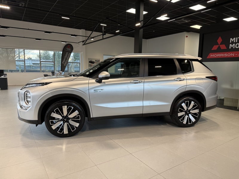 2026 Mitsubishi Outlander PHEV XLS 4WD image 2