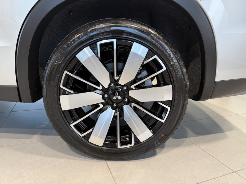 2026 Mitsubishi Outlander PHEV XLS 4WD image 3