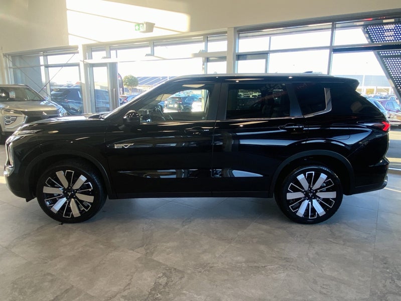 2026 Mitsubishi Outlander PHEV XLS 4WD image 4