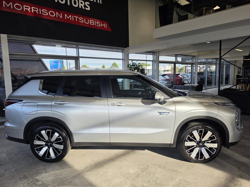 2026 Mitsubishi Outlander PHEV XLS 4WD image 2