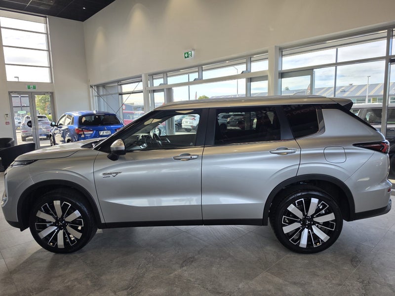 2026 Mitsubishi Outlander PHEV XLS 4WD image 5