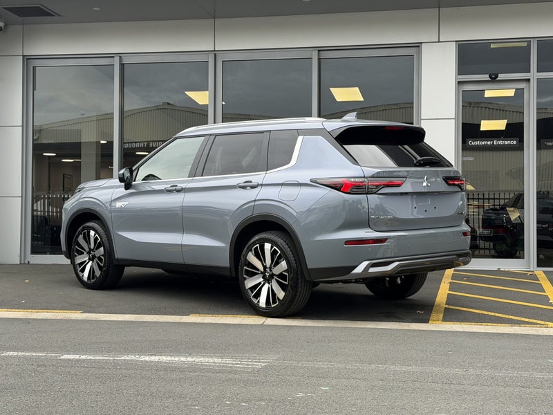 2026 Mitsubishi Outlander PHEV XLS 4WD - YAMAHA... image 4