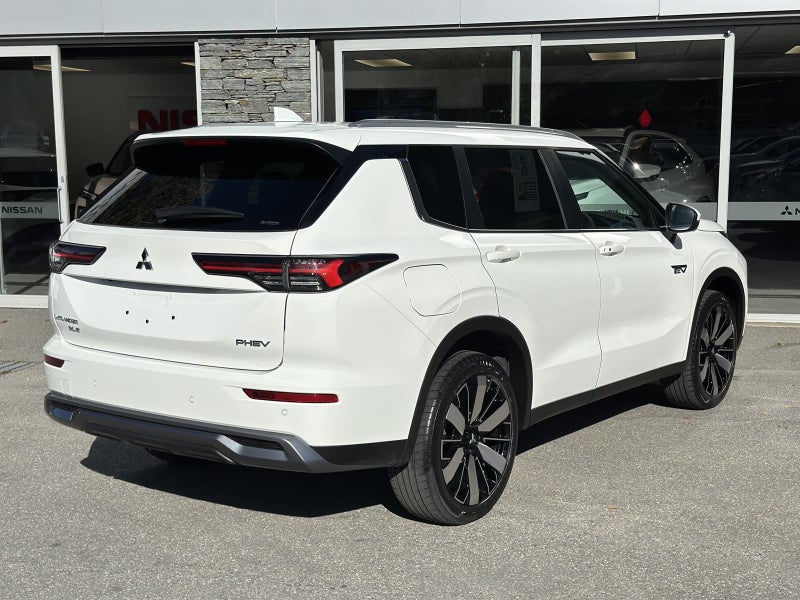 2026 Mitsubishi Outlander PHEV XLS (S-AWC) image 2