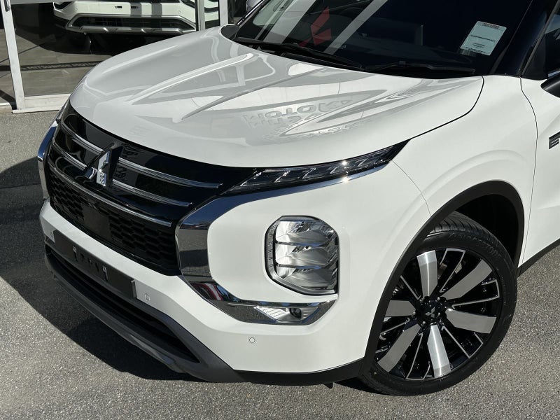 2026 Mitsubishi Outlander PHEV XLS (S-AWC) image 3