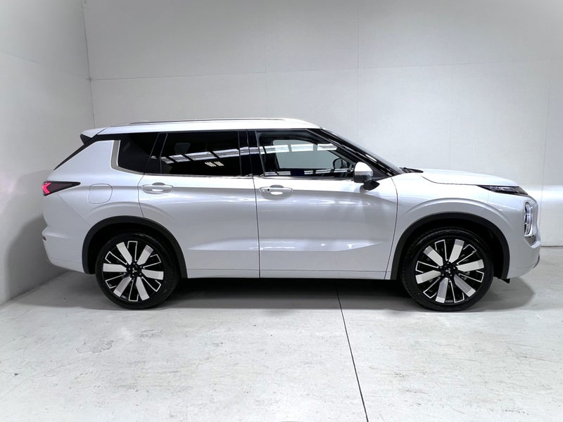 2026 Mitsubishi Outlander VRX 2.5 4WD 7 SEAT SUV image 3