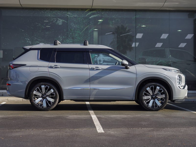 2026 Mitsubishi Outlander VRX 2.5 PETROL 2WD 7... image 3