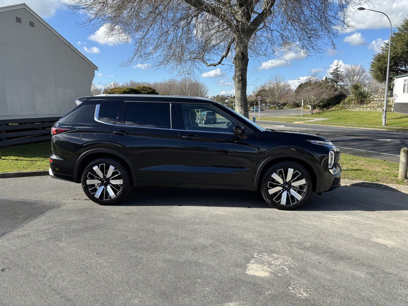 2026 Mitsubishi Outlander VRX 2.5P/4WD/CVT 7 SE... image 3