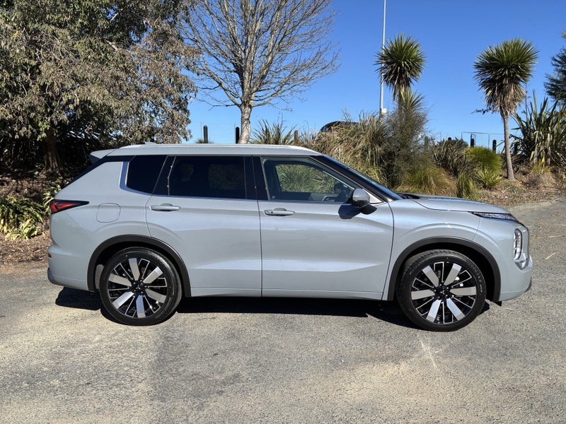 2026 Mitsubishi Outlander VRX 2.5P 4WD CVT AUTO... image 3