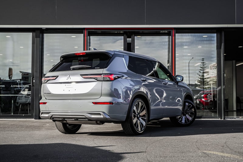 2026 Mitsubishi Outlander VRX 2WD image 2