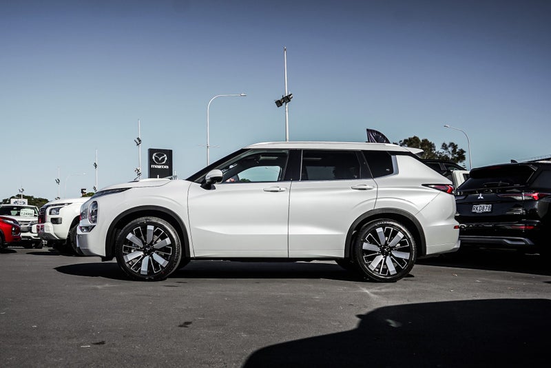 2026 Mitsubishi Outlander VRX 2WD image 5
