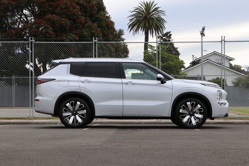 2026 Mitsubishi Outlander VRX 2WD 2.5P image 3