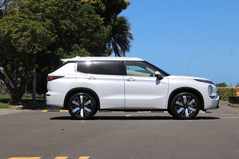 2026 Mitsubishi Outlander VRX 2WD 2.5P image 3