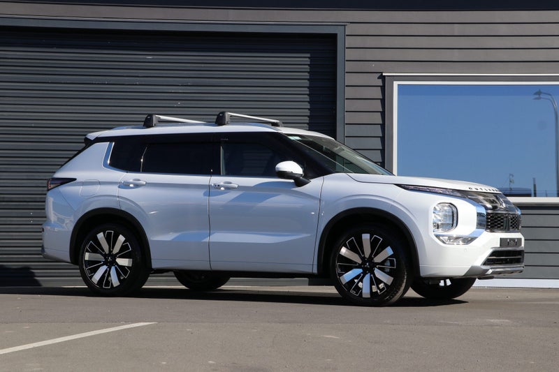 2026 Mitsubishi Outlander VRX 2WD 2.5P image 3