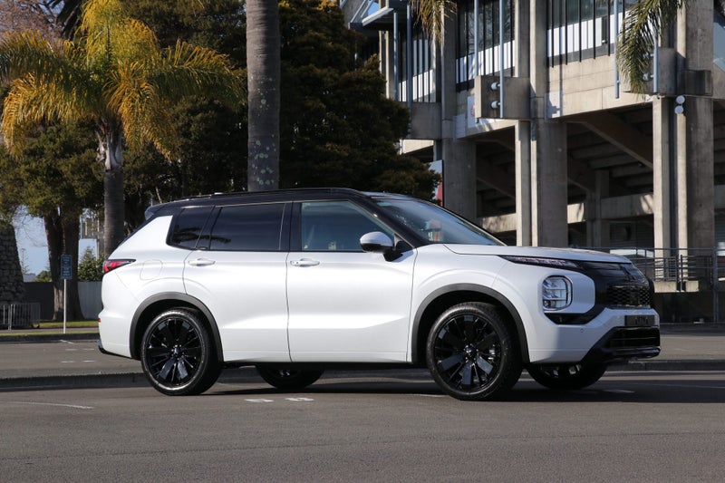 2026 Mitsubishi Outlander VRX 2WD 2.5P (BLACK OUT) image 3
