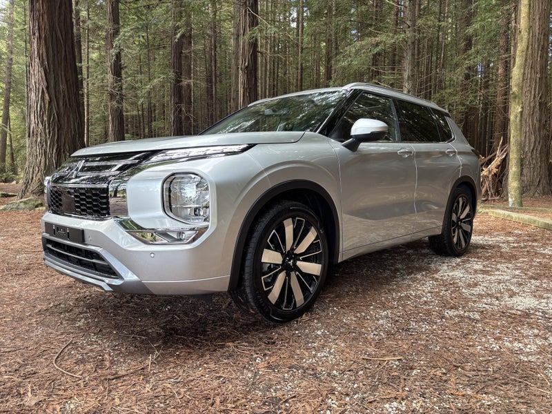 2026 Mitsubishi Outlander VRX 2WD image 3