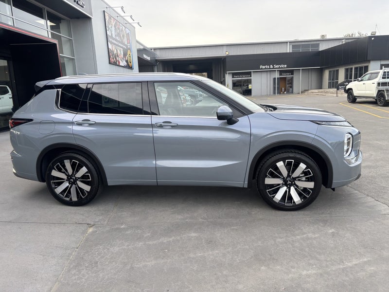 2026 Mitsubishi Outlander VRX 2WD image 2