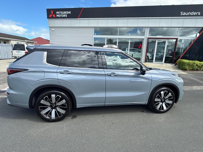 2026 Mitsubishi Outlander VRX image 3