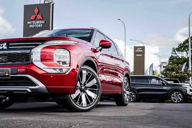 2026 Mitsubishi Outlander VRX 4WD image 2