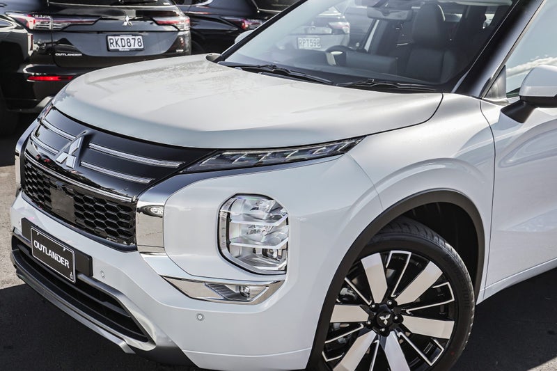 2026 Mitsubishi Outlander VRX 4WD image 2