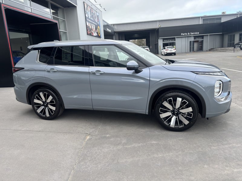 2026 Mitsubishi Outlander VRX 4WD image 2