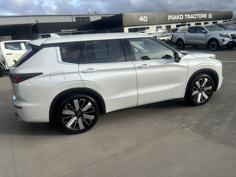 2026 Mitsubishi Outlander VRX 4WD image 2