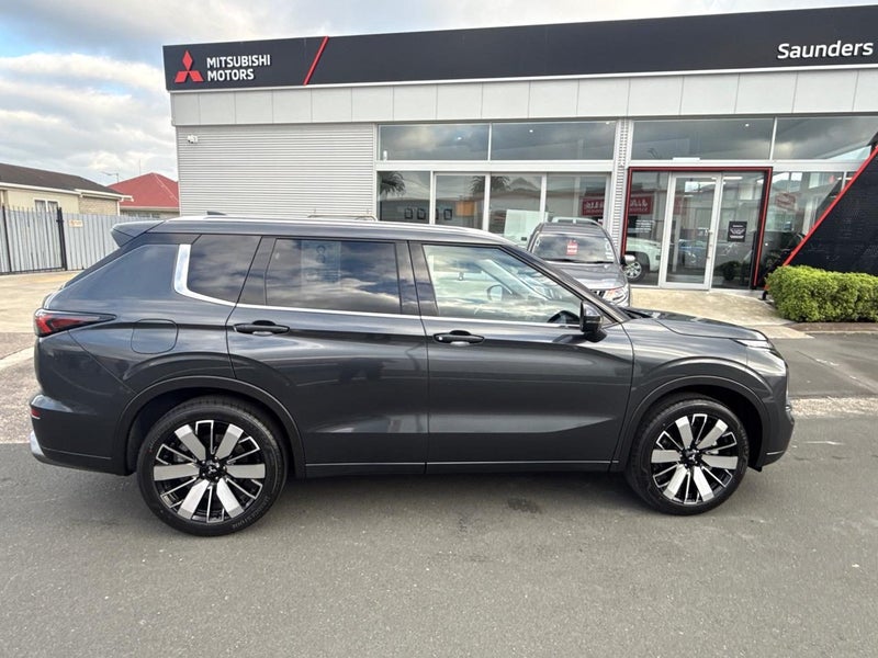 2026 Mitsubishi Outlander VRX image 3