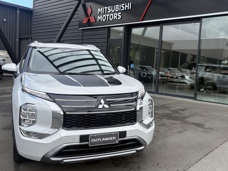 2026 Mitsubishi Outlander VRX AWD 7 seat SUV image 2