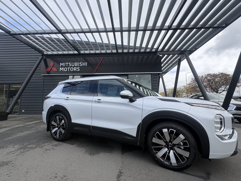 2026 Mitsubishi Outlander VRX AWD 7 seat SUV image 4