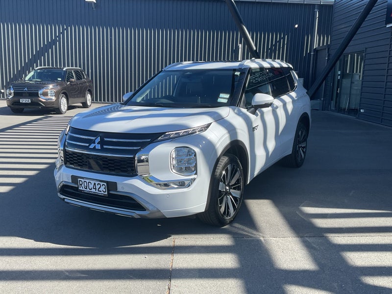 2026 Mitsubishi Outlander VRX PHEV 4WD AT image 2