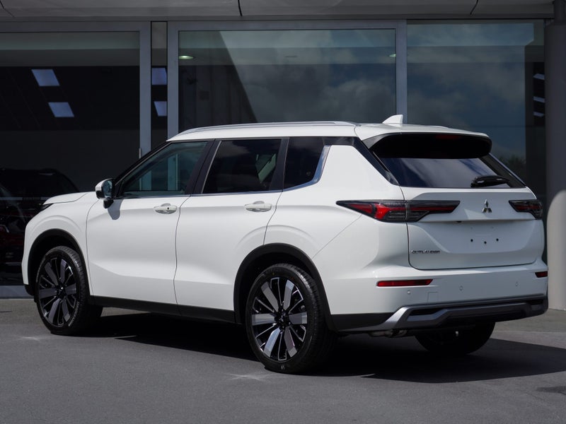 2026 Mitsubishi Outlander XLS 2.5 PETROL 2WD 7... image 2