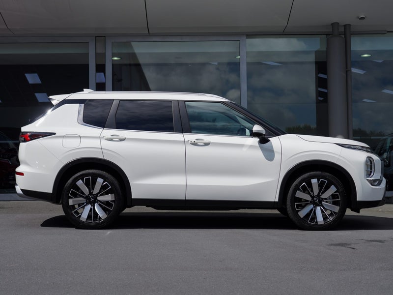 2026 Mitsubishi Outlander XLS 2.5 PETROL 2WD 7... image 3