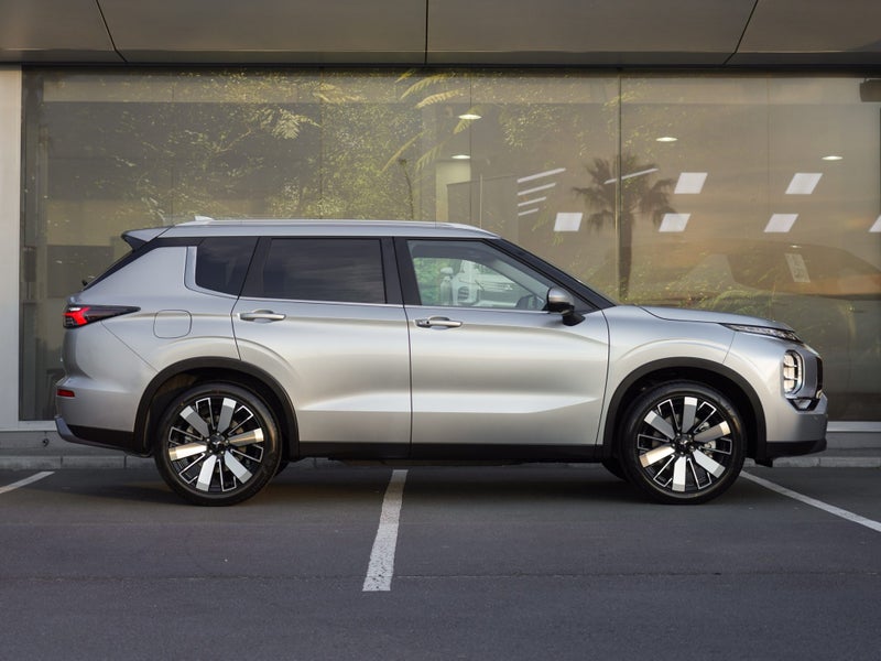 2026 Mitsubishi Outlander XLS 2.5 PETROL 2WD 7... image 3