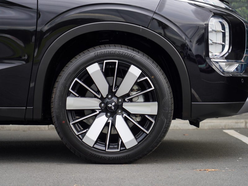 2026 Mitsubishi Outlander XLS 2.5 PETROL 4WD 7... image 5