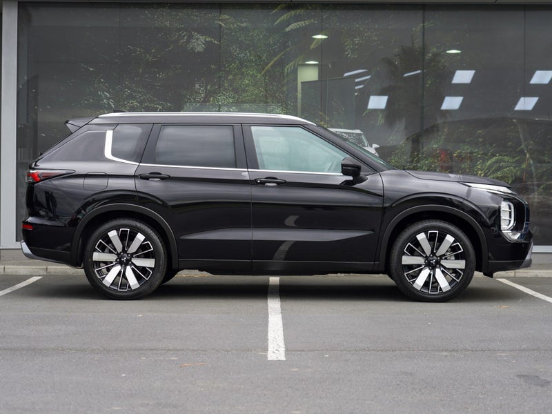 2026 Mitsubishi Outlander XLS 2.5 PETROL 4WD 7... image 3
