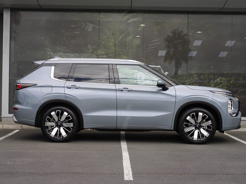 2026 Mitsubishi Outlander XLS 2.5 PETROL 4WD 7... image 3
