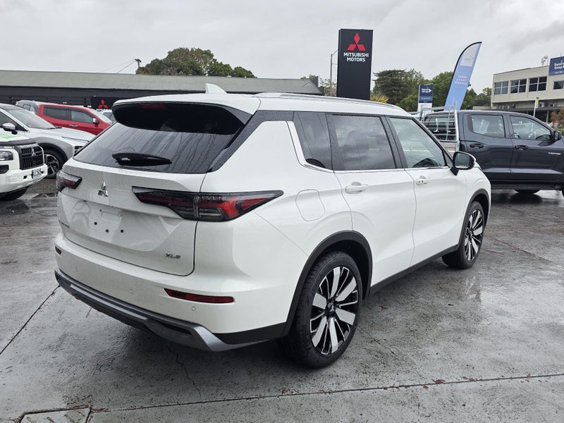 2026 Mitsubishi Outlander XLS 2.5P image 2