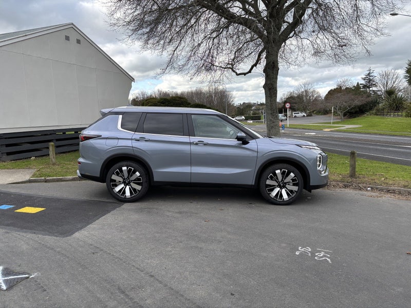 2026 Mitsubishi Outlander XLS 2.5P/CVT 2WD AUTO... image 3