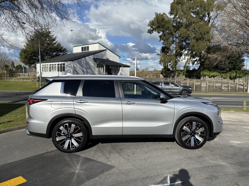 2026 Mitsubishi Outlander XLS 2.5P/CVT 7 SEAT 2... image 3