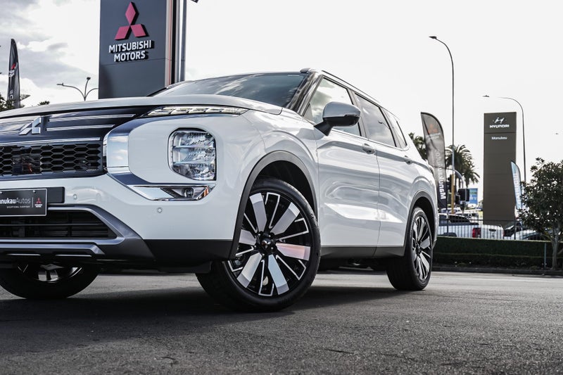 2026 Mitsubishi Outlander XLS 2WD image 2