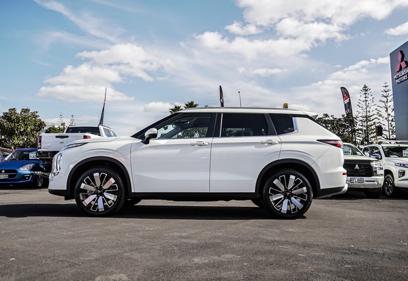 2026 Mitsubishi Outlander XLS 2WD image 4