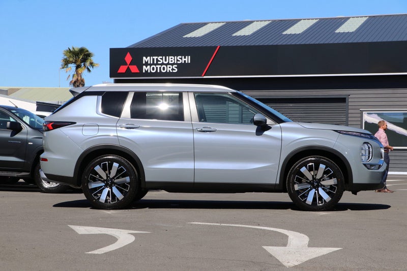 2026 Mitsubishi Outlander XLS 2WD 2.5P image 3
