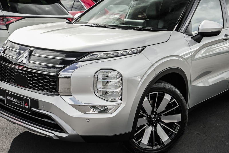 2026 Mitsubishi Outlander XLS 2WD image 3