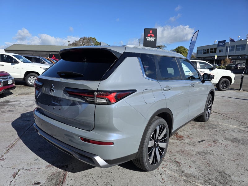 2026 Mitsubishi Outlander XLS 2WD image 2