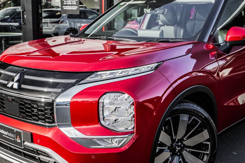 2026 Mitsubishi Outlander XLS 4WD image 2