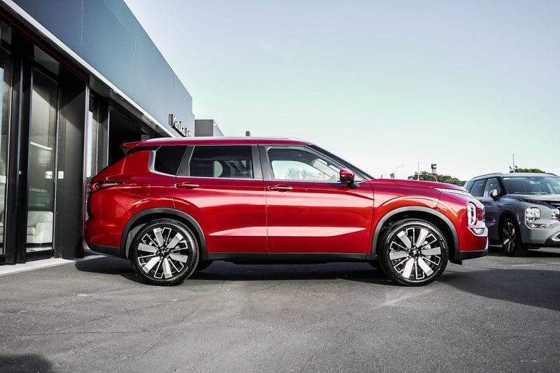 2026 Mitsubishi Outlander XLS 4WD image 3